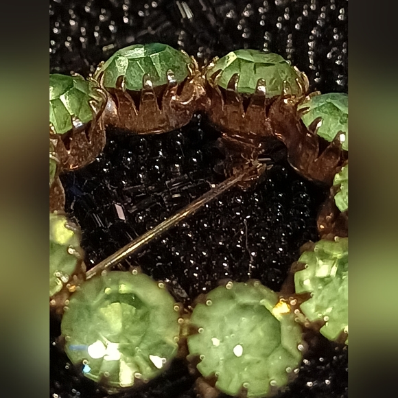 Vintage rhinestone 10 stone light green wreath shaped brooch. - Picture 10 of 13